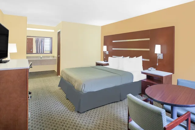 غرفة بسرير كينج، Days Inn by Wyndham Fayetteville 2/3