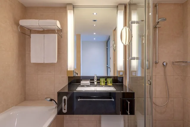 غرفة بريميوم بسرير كوين بشرفة، Four Points by Sheraton Munich Arabellapark 7/8