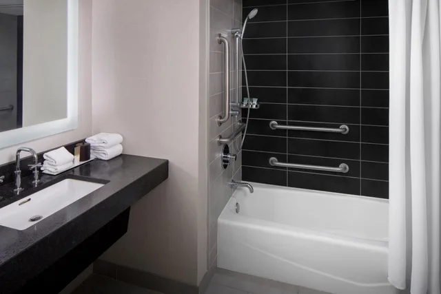 غرفة بسرير كينج بحوض استحمام لذوي الإعاقة، Hyatt Regency 2/2
