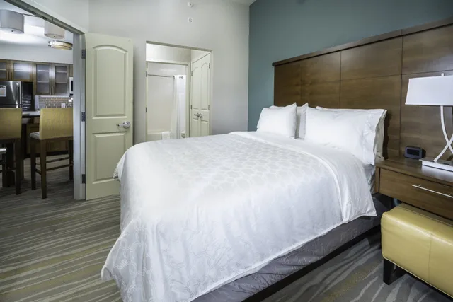 جناح استوديو بسريرين كوين مع أريكة بمطبخ لذوي الإعاقة، Staybridge Suites Summerville 2/6