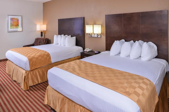 غرفة بسرير مزدوج بحمام خاص، Americas Best Value Inn & Suites Bastrop 1/5