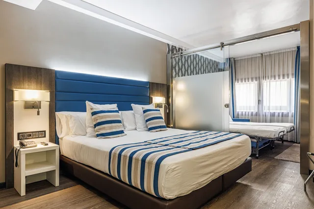 غرفة ديلوكس رباعية بسرير كينج مع أريكة، Hotel Ronda Lesseps 2/10