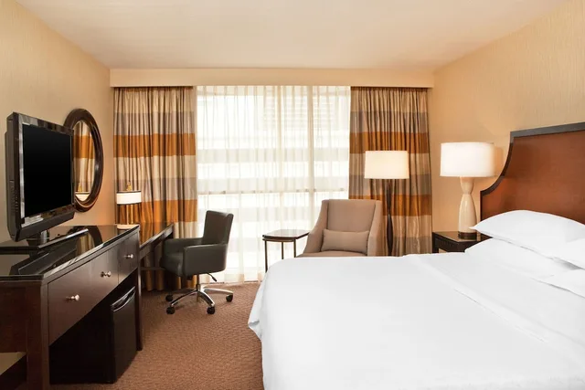 غرفة بسرير كينج، Courtland Grand Hotel, Trademark Collection by Wyndham 2/3