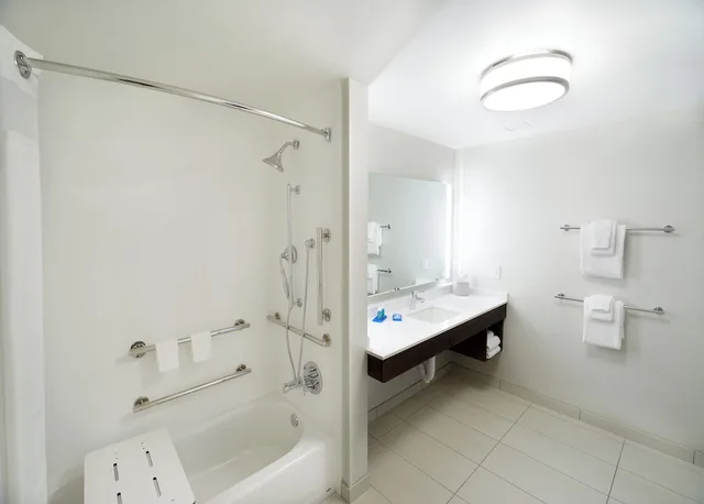 غرفة قياسية بسرير كينج لذوي الإعاقة، Holiday Inn Express Suites Cincinnati North Liberty Way 5/5
