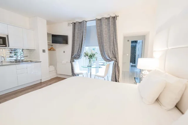 Garden, Deluxe, Studio, Suite, King Bed، Edinburgh Castle Apartments And Suites 3/5