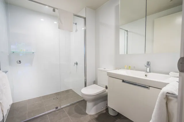 1 Bedroom, Courtyard, Queen Bed, Arena Apartments 2/2