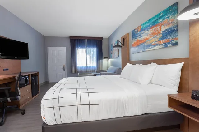 غرفة بسرير كينج بإطلالة على المسبح، La Quinta Inn Suites By Wyndham Ft Myers Sanibel Gateway 1/10