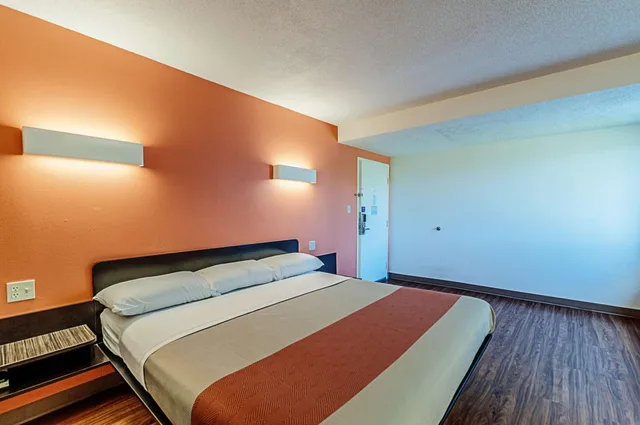 1 King Bed - Mobility Accessible Tub, Nsmk، Motel6 Martinsburg, WV 5/10
