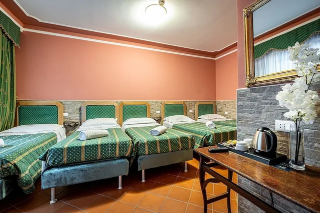 Family, 1 Double and 3 Single Beds، Panama 3/8