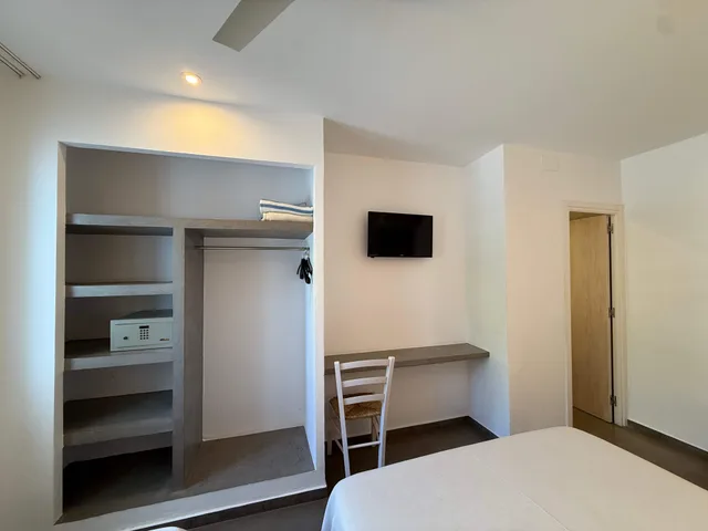 غرفة ثلاثية، Hostal Rom 4/6