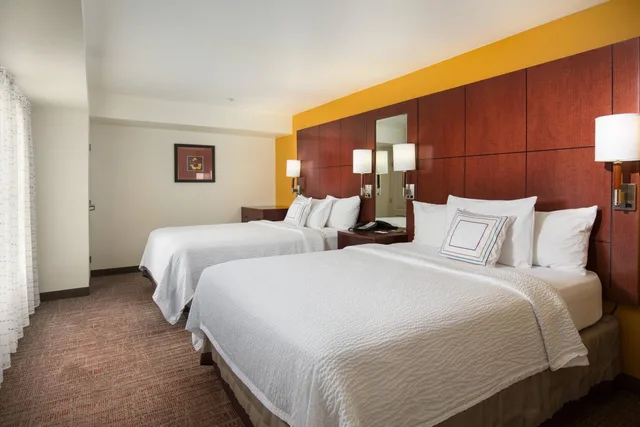 جناح بسريرين كوين بغرفة نوم واحدة مع أريكة، Residence Inn by Marriott Dayton Vandalia 1/5