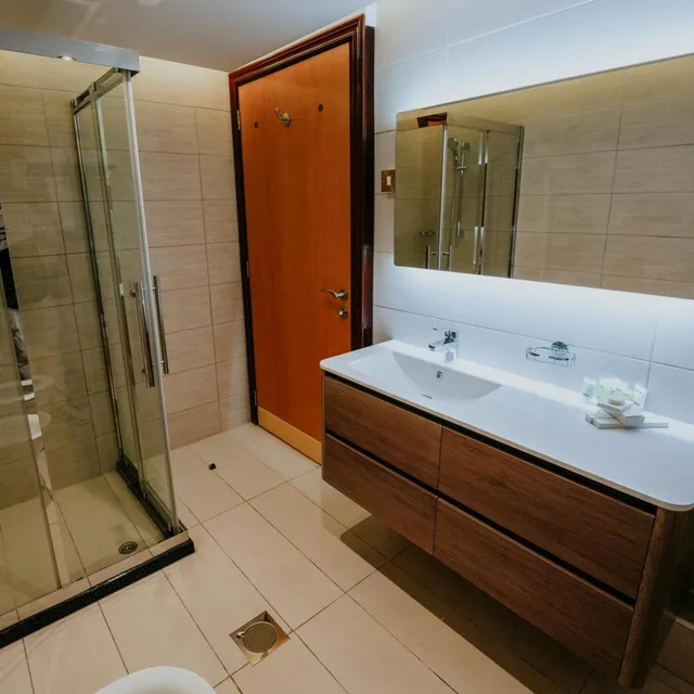 جناح ملكي بمسبح خاص للمدخنين، Villaggio Hotel and Resort Abu Dhabi 6/6