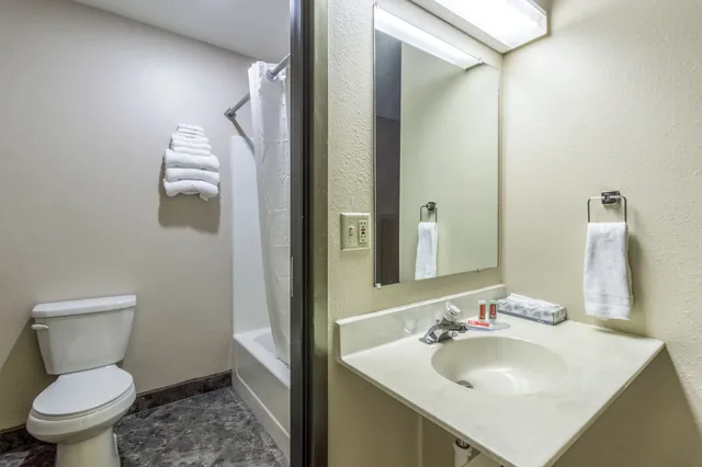 غرفة قياسية بسريرين كوين، Econo Lodge Valley City, ND 5/5