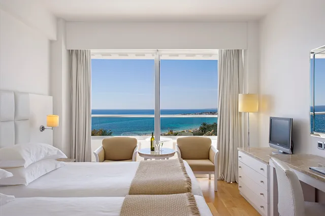 غرفة بسرير مزدوج أو سريرين منفصلين بإطلالة على البحر، Grecian Sands Hotel 2/5