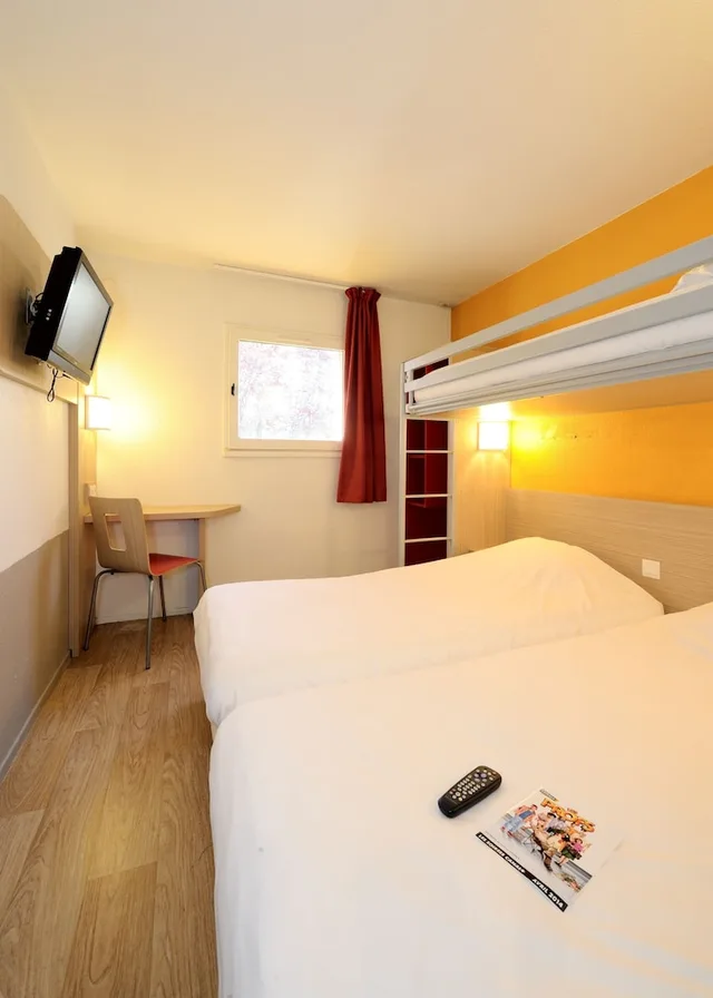 Room, Triple, Twin Beds, Bunk Bed, Hotel Kennedy Parc Des Expositions 1/3