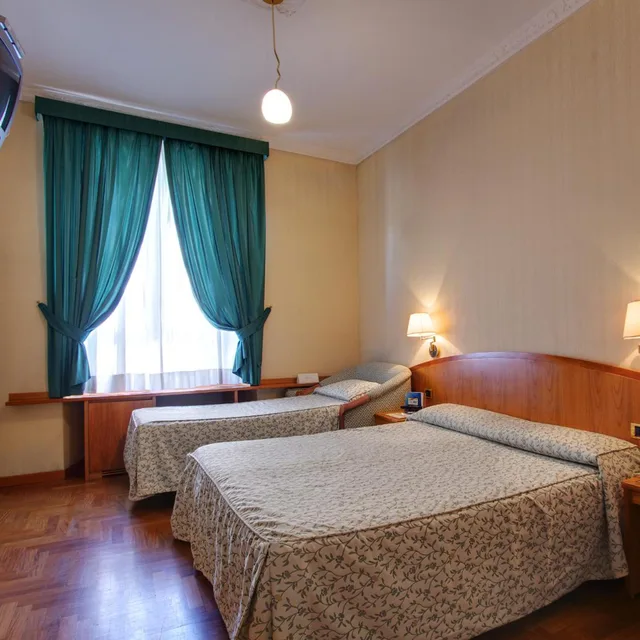 غرفة ثلاثية، Hotel Corot 9/10