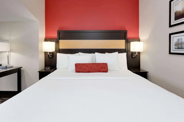 غرفة ديلوكس بسرير كينج وسرير مزدوج لذوي الإعاقة، La Quinta Inn & Suites by Wyndham Starkville at MSU 2/5
