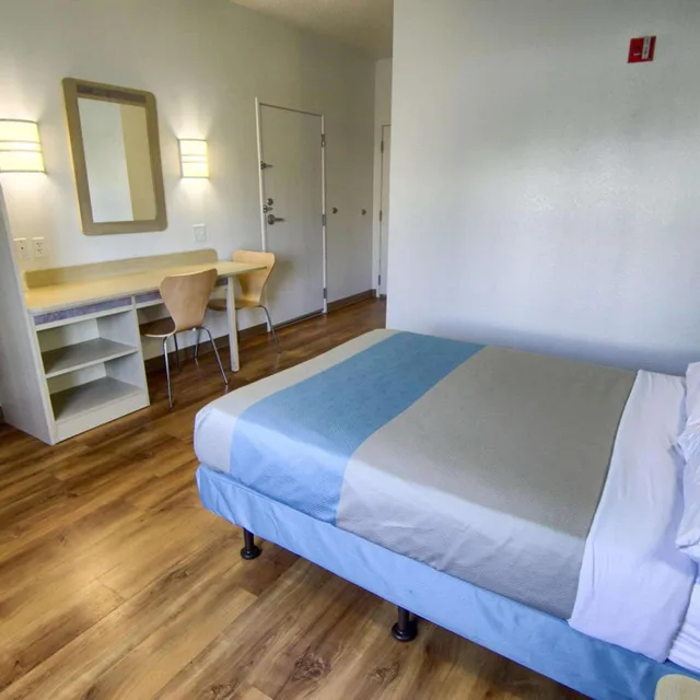1 Queen Bed, Motel6 Portsmouth, NH 8/10
