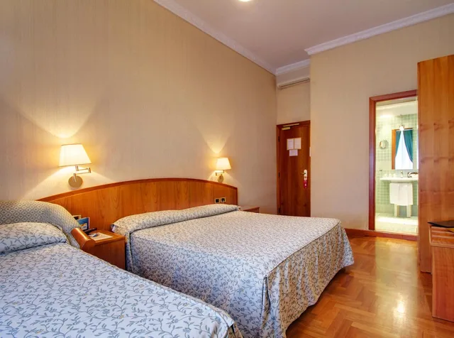 غرفة ثلاثية، Hotel Corot 7/10