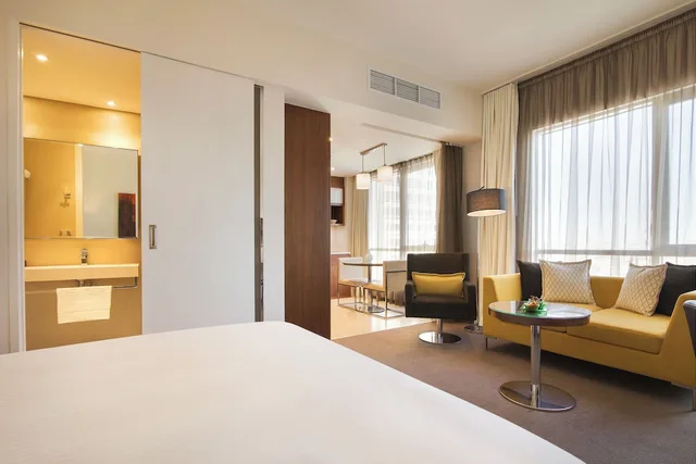 استوديو بسرير كينج بمطبخ صغير، سنترو واحه من روتانا(Centro Waha By Rotana) 1/7