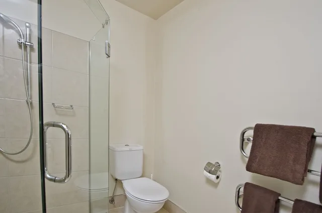 شقة بسرير كينج بغرفة نوم واحدة بإطلالة جزئية على البحر، The Pavilions Beachfront Apartments 2/4