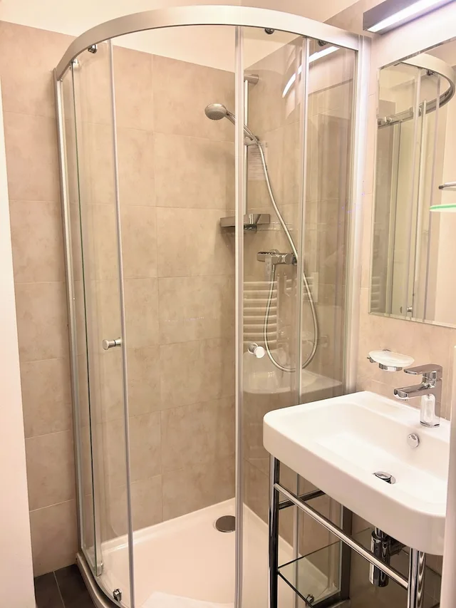 Deluxe, Suite, Queen Bed, Sofa, At The Old Lady 2/2
