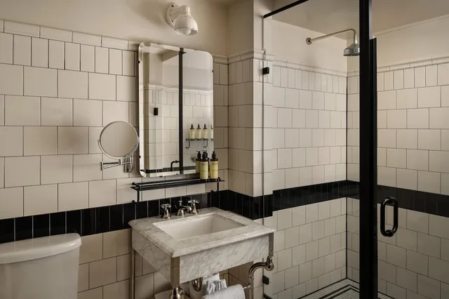 غرفة بسرير كوين، Chicago Athletic Association 3/4