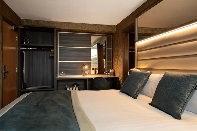 Classic, Double or Twin Bed, Carlton Hotel 2/6