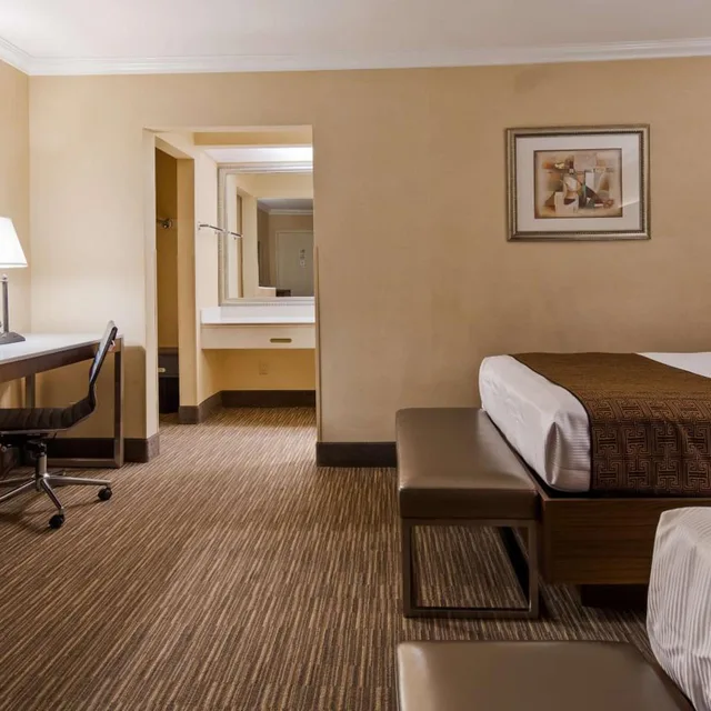 غرفة بسريرين مزدوجين في طابق مرتفع، Best Western Hollywood Plaza Inn - Hollywood Walk of Fame Hotel-LA 9/9
