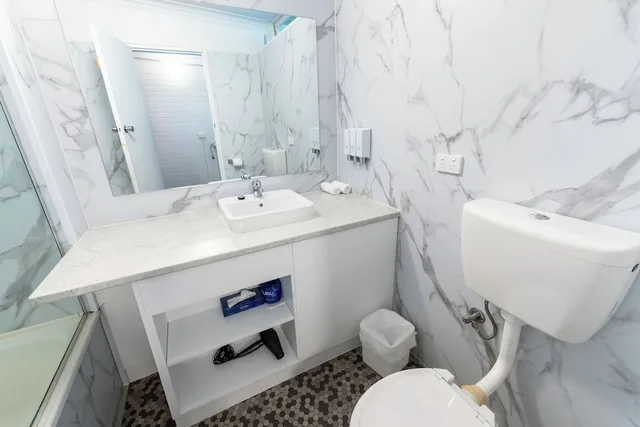 غرفة قياسية بسرير كوين وسرير فردي، Bayside Inn 5/5