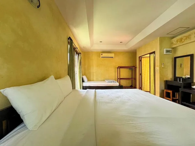غرفة ديلوكس ثلاثية بسرير مزدوج وسرير فردي، Baanbali Beach Resort 5/8