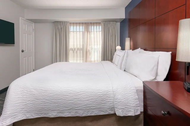 جناح بسرير كوين بغرفة نوم واحدة مع أريكة، Residence Inn by Marriott Mobile 3/6