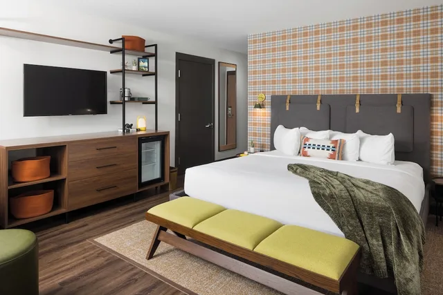 Lodge, Single, King Bed, Sioux Lodge Suites by Grand Targhee Resort 1/2
