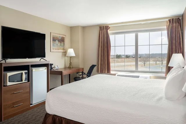 غرفة بسرير كينج، Americinn by Wyndham Cedar Rapids North 2/6