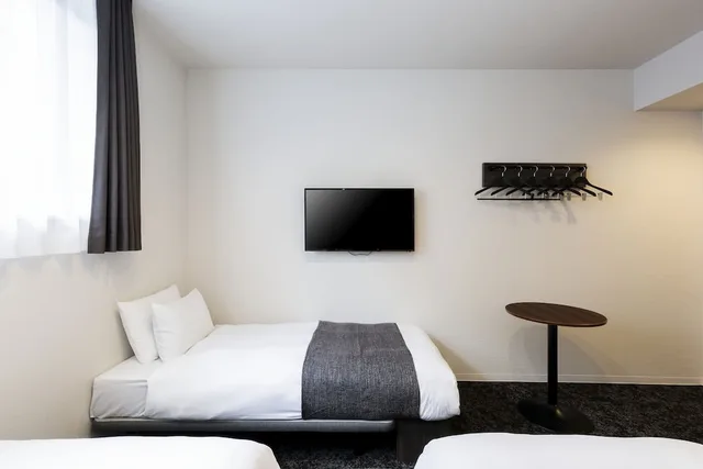 غرفة بسريرين منفصلين مع أريكة سرير، M's Hotel Gojo Odawara 2/5