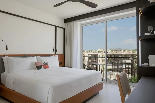 غرفة بسرير كينج بشرفة، Hotel Riomar, Ibiza, a Tribute Portfolio Hotel 4/10