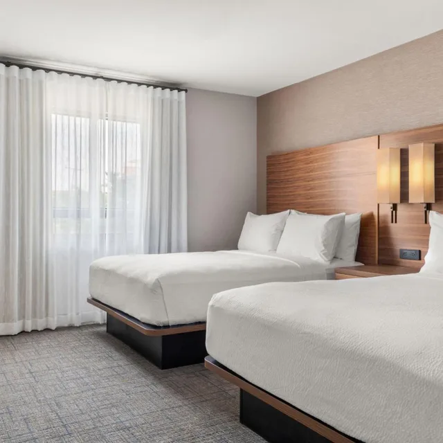 جناح بسريرين كوين بغرفة نوم واحدة مع أريكة، Residence Inn by Marriott Laval 1/4