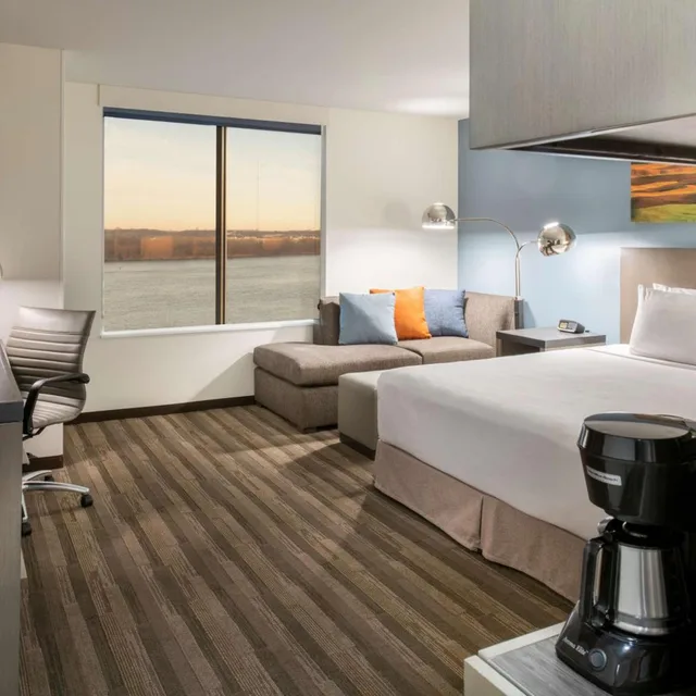 غرفة بسرير كينج بإطلالة على النهر، Hyatt House East Moline/Quad Cities 11/12