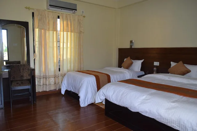 غرفة ديلوكس بسرير كينج وسرير فردي، Chitwan Village Resort 1/2