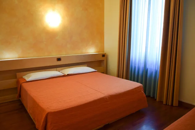 غرفة ثلاثية بسرير مزدوج وسرير فردي، Hotel Losanna 3/10