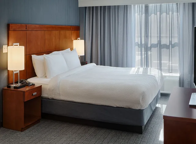 غرفة بسرير كينج مع أريكة، Courtyard By Marriott Springfield Downtown 2/4