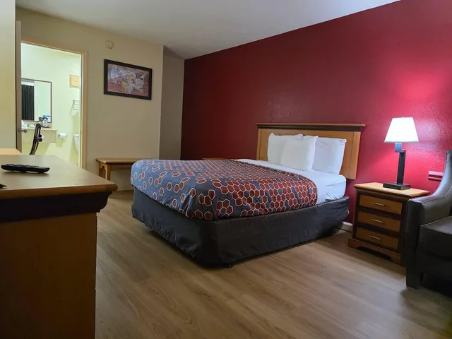 غرفة قياسية بسرير كينج، Econo Lodge Whiteville, NC 5/9