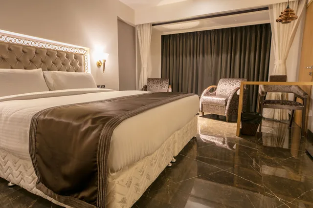 غرفة ديلوكس بسرير مزدوج، Peninsula Redpine Mumbai 3/6