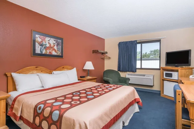 غرفة بسرير كينج، Super 8 By Wyndham Baxter/Brainerd Area 1/3