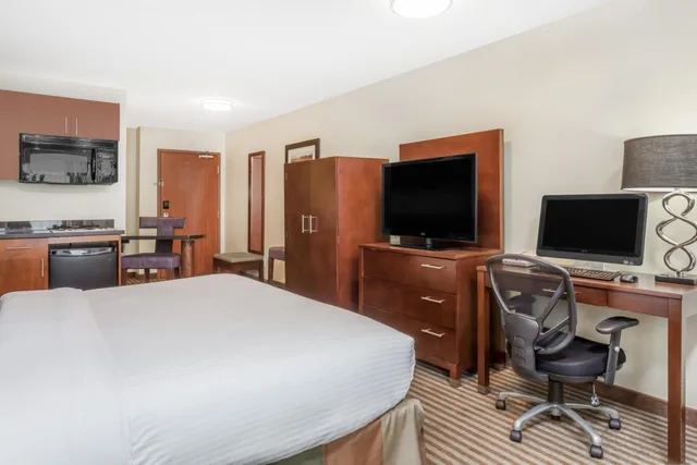 Efficiency, King Bed, Queen Bed, Ground Floor, Ramada by Wyndham Carlyle 1/13
