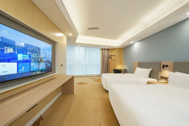 1 Bedroom, Suite, 1 King and 1 Single Beds, Holiday Inn Express Chengdu Tianfu Square an IHG Hotel 2/5