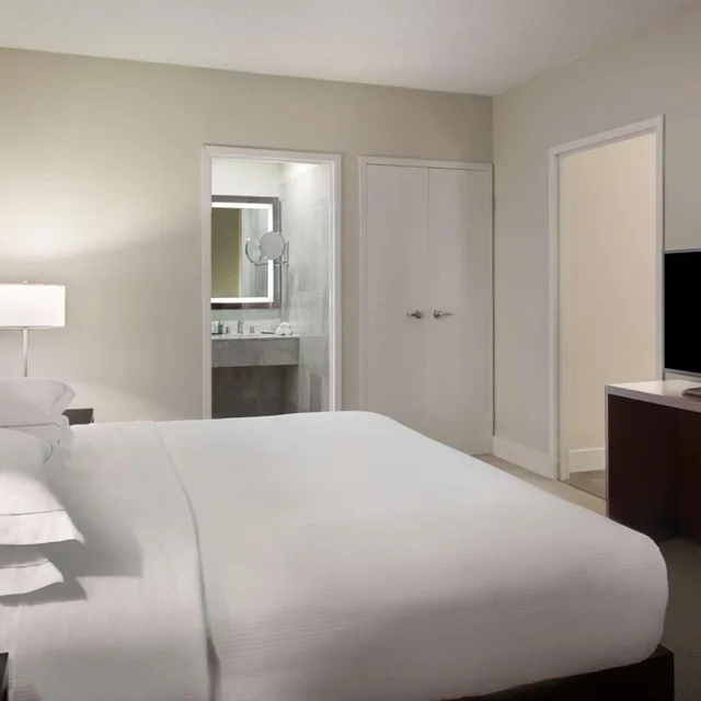 جناح بسرير كينج بغرفة نوم واحدة مع أريكة بمطبخ، Hilton Toronto Markham Suites Conference Centre Spa 1/2