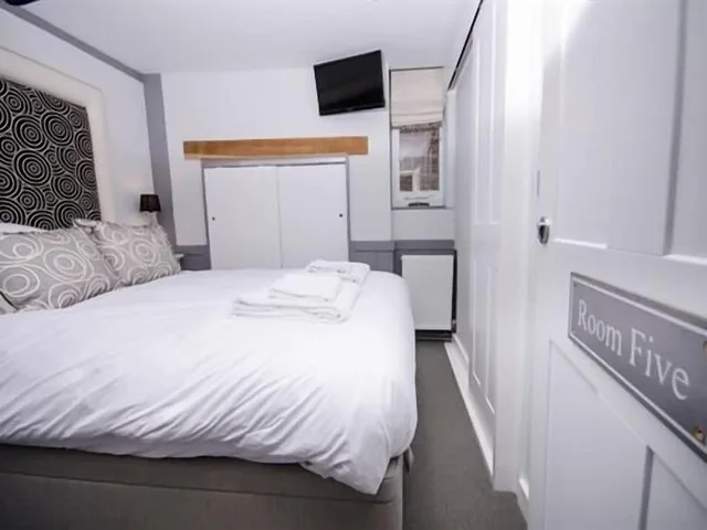 Compact, King Bed، The Dog At Wingham 1/6