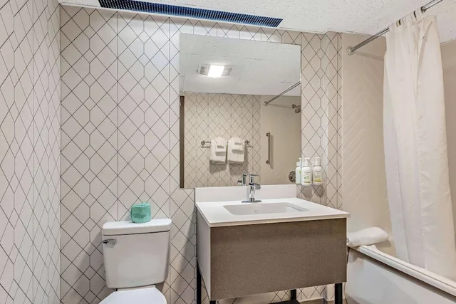 جناح بسريرين كينج بإطلالة على الجبل بحوض جاكوزي، The Wander Hotel, a Ramada by Wyndham 7/7