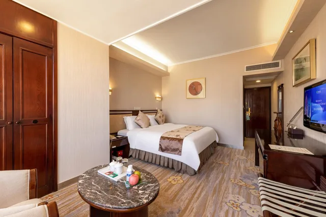 Light, King Bed, Panoramic Floor، Guangdong Hotel Zhuhai Ex Guangdong Regency 3/5